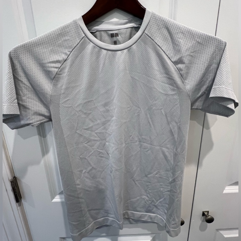 Uniqlo Men’s Running shirt, size small